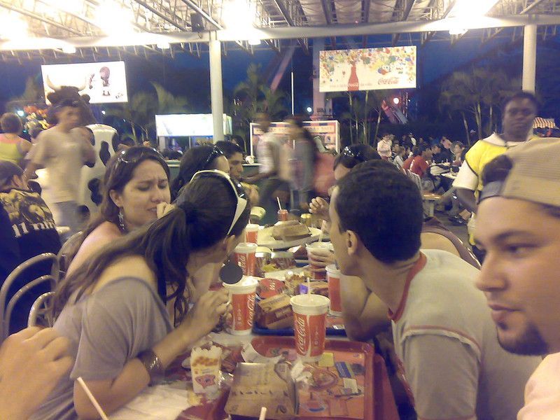 La comida basura, casi siempre esta presente en nuestras celebraciones.