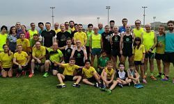 La gente se junta en grupos para salir a correr