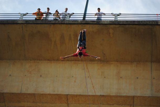 Haciendo puenting, nuestro sistema nervioso simpatico activara al cuerpo avisandolo de un peligro.